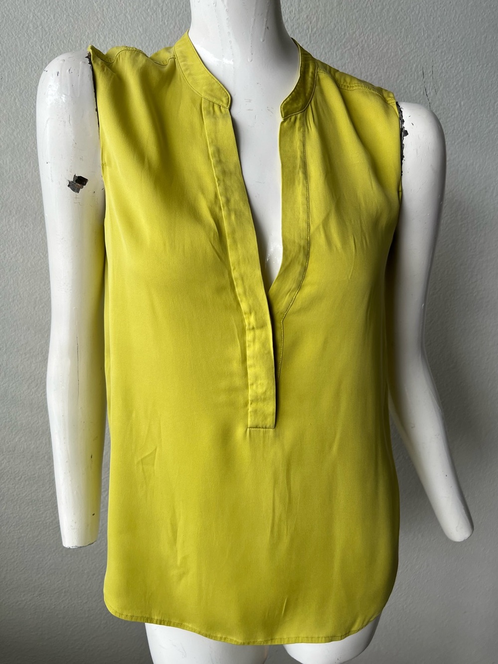 Vince Women's Lemon Green Silk V-Neck Tank Top Blouse Sleeveless Minimalist
